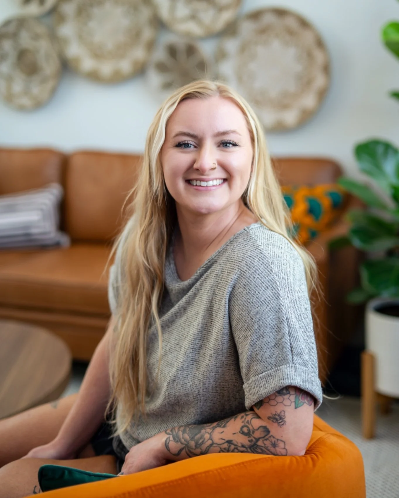 We are kinda obsessed with our new studio set up. The lighting is just right and the decor on point! Our next Lunch Time Headshots are on November 5th from 12:30-1:30 - who's in? Drop a 🙋&zwj;♀️ if your headshot could use a little glow up!