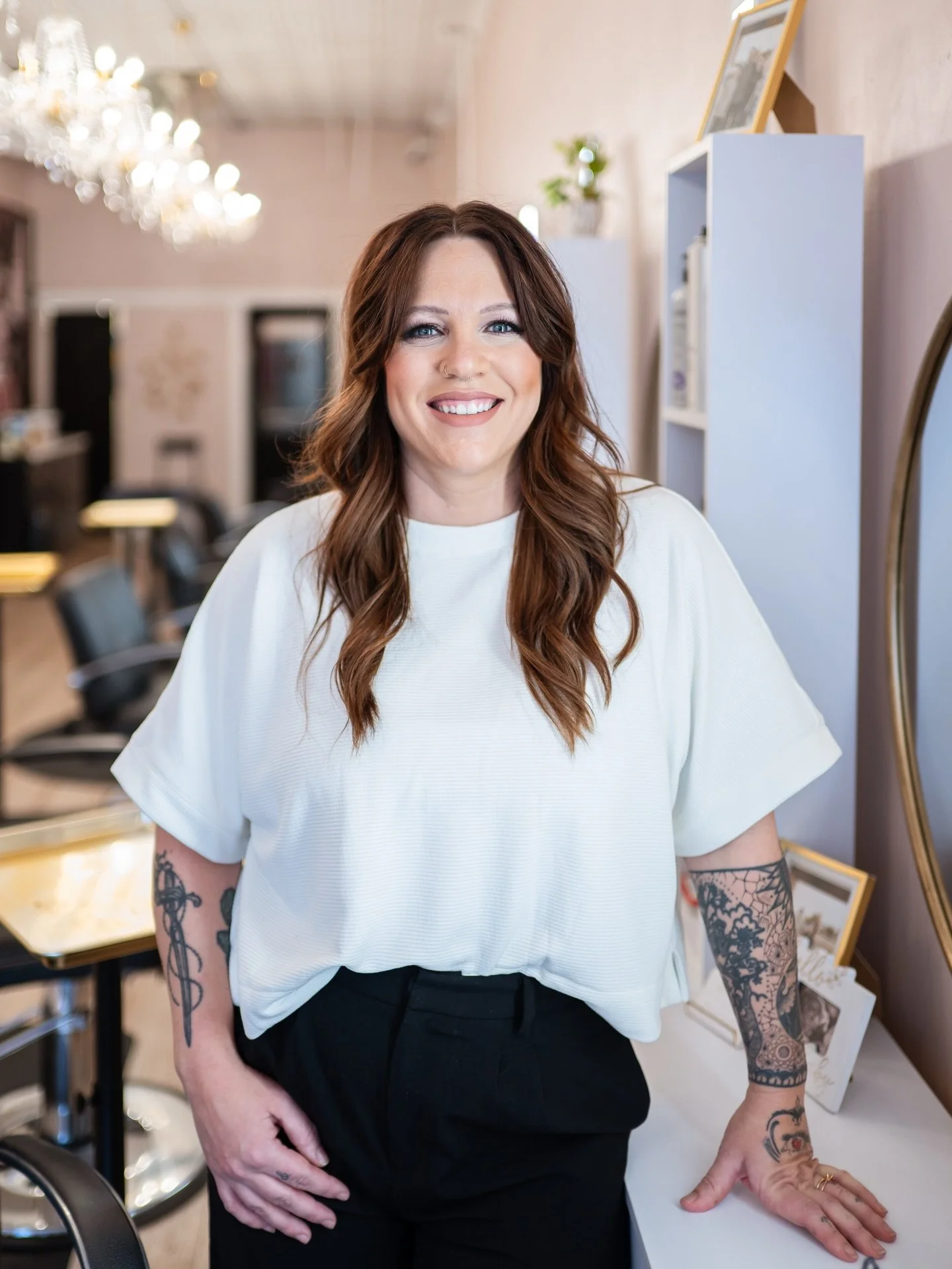 To know her is to love her.

To get on her schedule? That&rsquo;s the real flex. 💪 

Selena, owner of Mes Dames Salon on Main Street, invited us in to photograph her team of expert stylists and it was a real treat.

We captured her beautiful space, 
