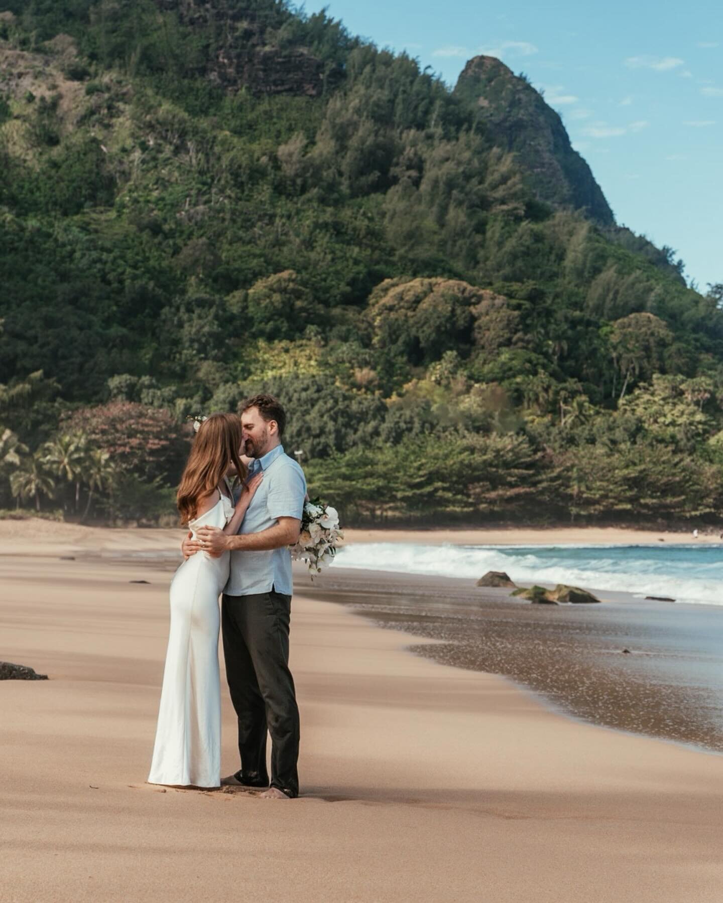 🚨🚨🚨Trending now: morning ceremonies. Zero crowds, beautiful morning light, and all day to celebrate 🎉 
.
Bookings and inquiries at www.ikaika.photo 🤙🏾
.
.
.
.
.
#weddingphotography #weddingphotographer #kauaiphotograher #kauaiphotography #hawai