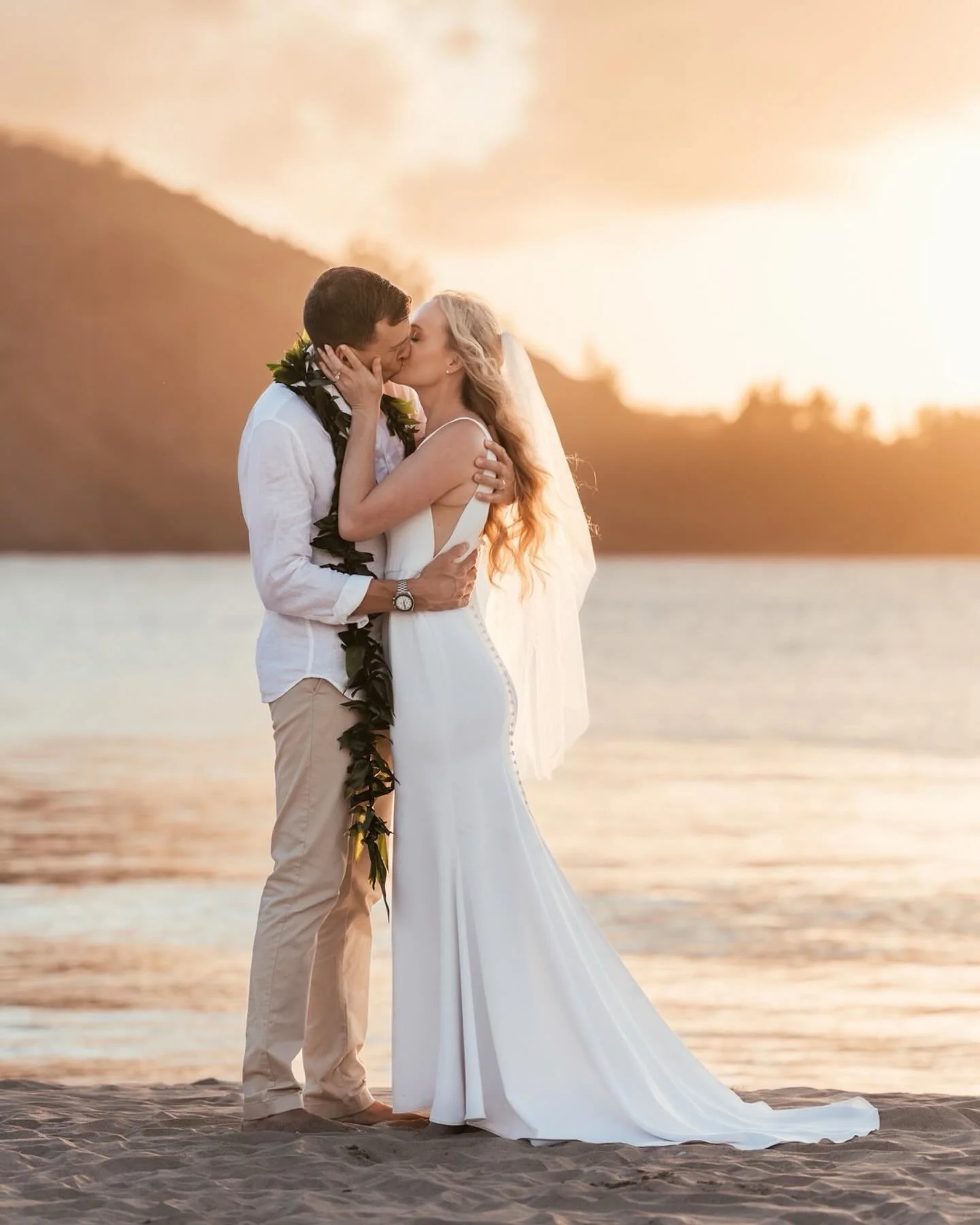 It&rsquo;s always extra-special when it&rsquo;s for an old friend 🥂 congrats Lizzy and Chris!
.
Bookings and inquiries at www.ikaika.photo 🤙🏾
.
.
.
.
.
#weddingphotography #weddingphotographer #kauaiphotograher #kauaiphotography #hawaiiphotographe