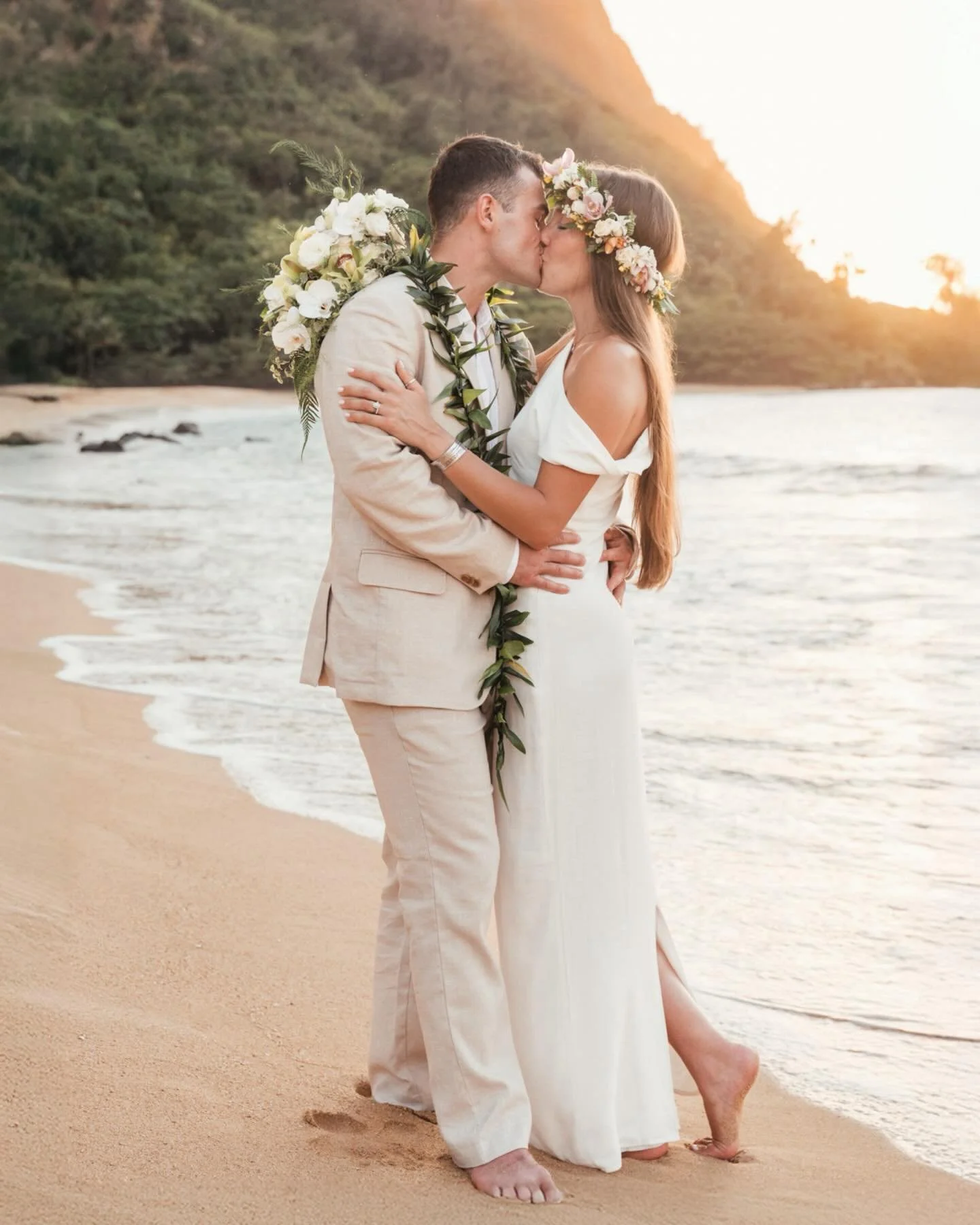 Golden hour at tunnels ✨

Bookings and inquiries at www.ikaika.photo 
.
.
.
.
.
#weddingphotography #weddingphotographer #kauaiphotograher #kauaiphotography #hawaiiphotographer hawaiiphotography kauaiweddingphotographer kauaiweddingphotography kauaiw