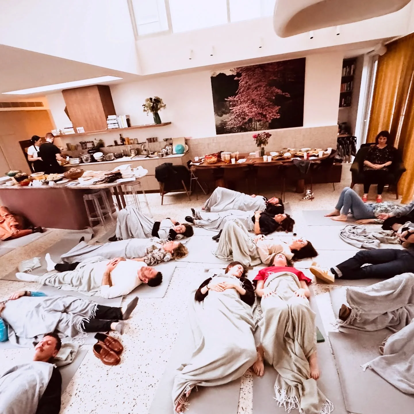Cute scene in Nomi&rsquo;s kitchen &amp; dining room for her Birthday pre Dinner Party Sound Bath. 

#teambuilding #teambuildingactivity #consciousconnection #soundbath #soundbathmeditation #soundhealing #meditation #nervoussystem #mentalhealth #stre
