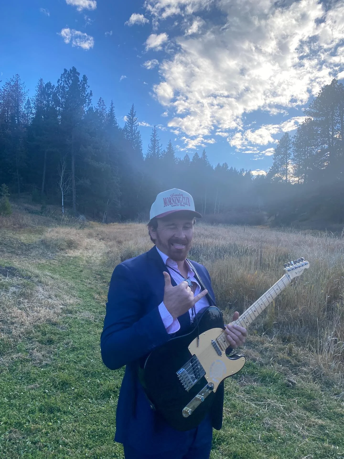 The night settles upon us as winters bite gently ushers is inside🌲🌙🛌 Inspired once again by the cozy Colorado Autumn, we write songs into the night, aglow with creativity and the warmth of the fire whose smoke billows into the late October air&hel