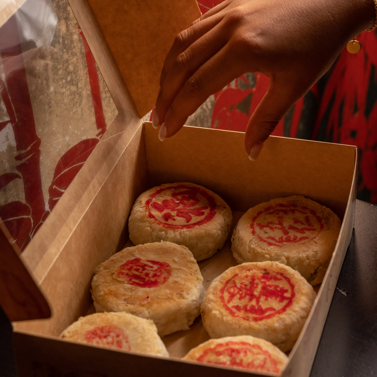 Handcrafted Shanghai Mooncakes Are Here                手工上海月餅　現已登場