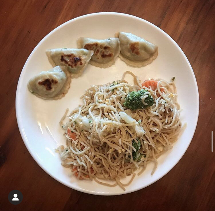 Vegetarian Lo Mein, with Broccoli, Carrots, Cauliflower, & sesame seeds, served with a side of vegetarian dumplings. 