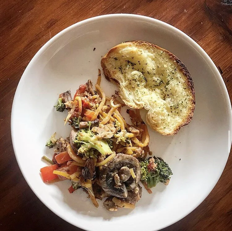 Vegetable noodle Pasta, with broccoli, spinach, mushrooms, bell pepper, veggie chicken patty, and garlic bread 