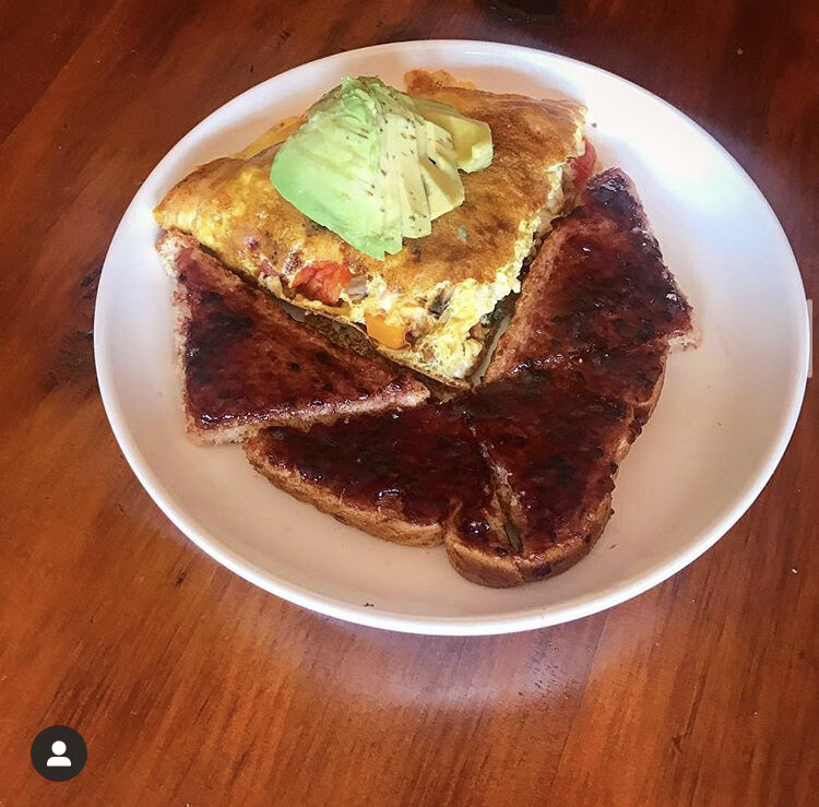 Breakfast Omelette & Toast -Eggs, cherry Tomatoes, Mushrooms, Bell Pepper, Vegan Mozzarella 