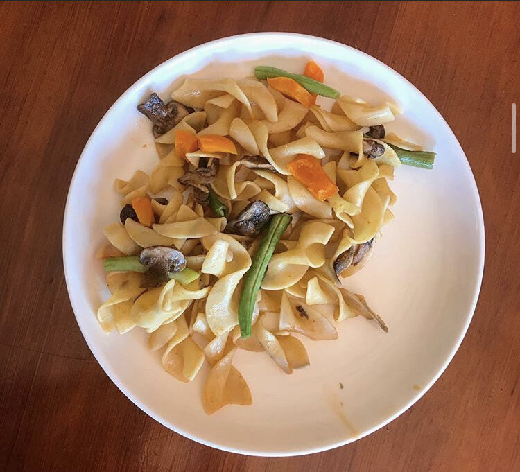 Spicy Sriracha Noodles, - Wide Egg noodles, Bell Peppers, Mushrooms, Green Beans, Sriracha 