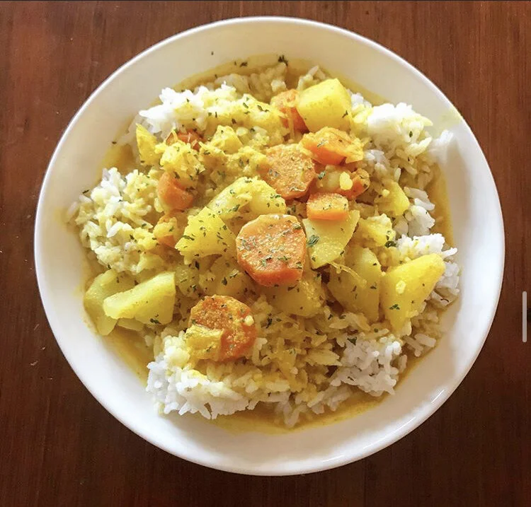 Yellow Thai Curry w/Turmeric - Curry powder, turmeric, coconut milk, almond milk, siracha, fresh ginger, fresh garlic, sugar, potatoes, carrots, spaghetti squash, & white rice