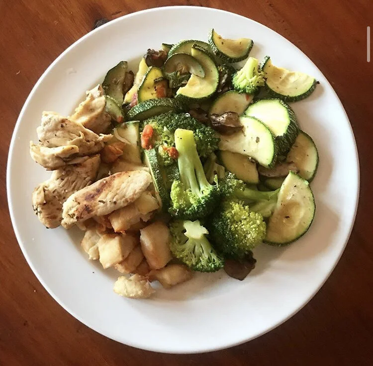 Broccoli, zucchini, tomatoes, and mushrooms with air fried chicken 