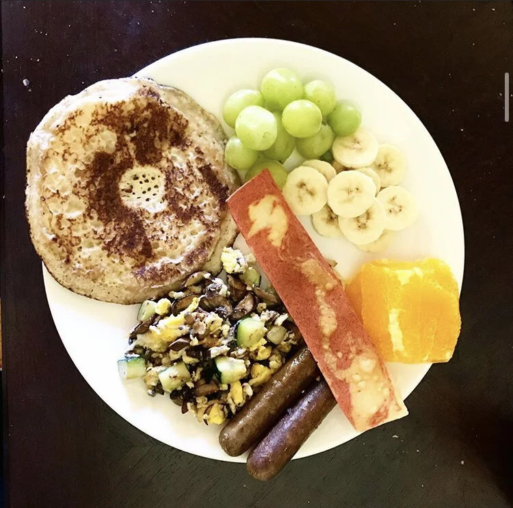 Pancakes, vegan sausage, vegan bacon, egg w/zuchinni & mushrooms, orange, grapes, & banana