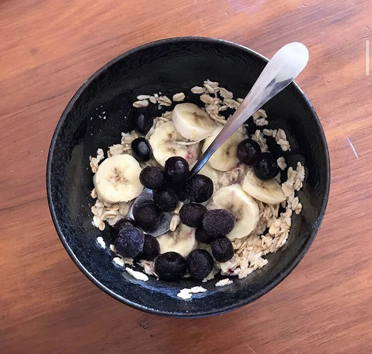 Plain oats, fresh blueberries, sliced bananas