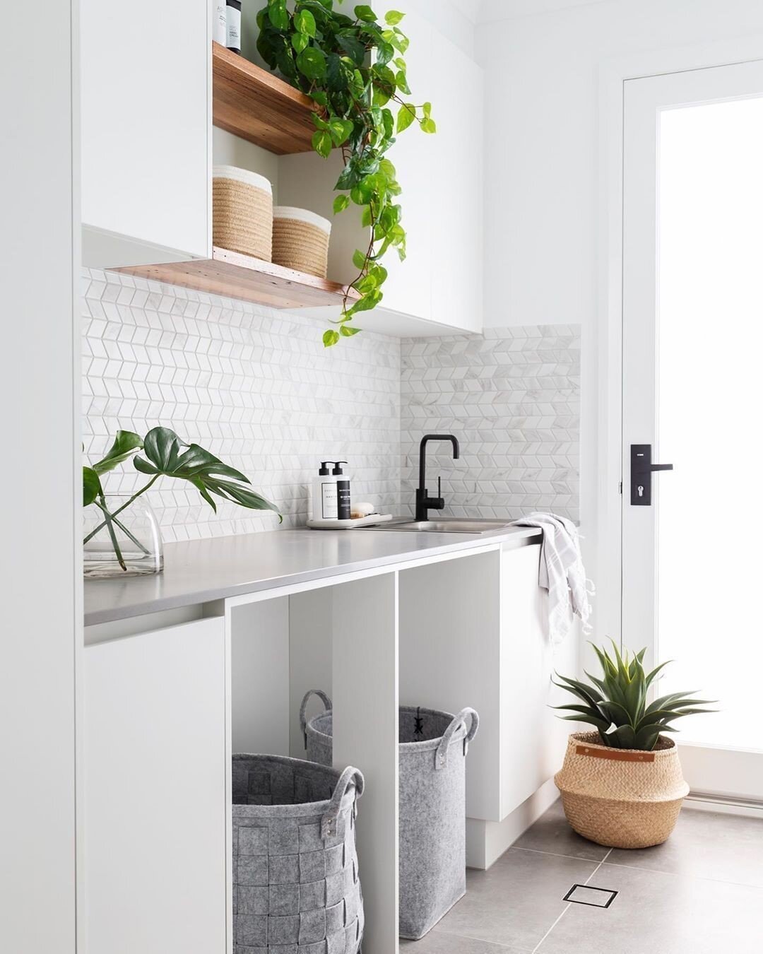This is a bright and beautiful space filled with greenery and lush textured tiles. ⠀
Question: Will you keep your cabinetry the same throughout your next reno, or go for a two-toned look? ⠀
Tag us in your post if you use our doors, we're dying to see