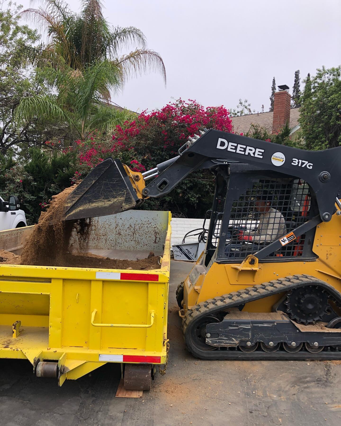Grading and dirt removal

#cafservices #cafservicesinc #demo #dirtremoval