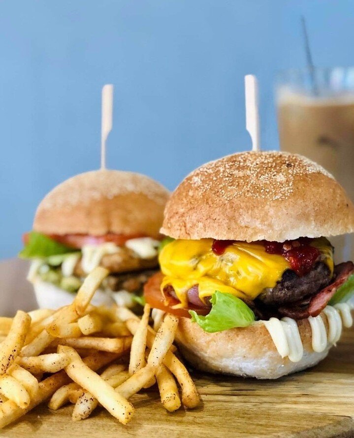 It's a burger kinda day! 😍⁠
⁠
⁠
⁠
#extractedivanhoe #coffee #ivanhoecafe #dineinivanhoe #melbournecafe #hungry #delicious​#breakfast #healthylifestyle #supportlocal #brunchinmelbourne #foodiegram #coffeeshop #melbourne #foodie #lunch #food #malingro