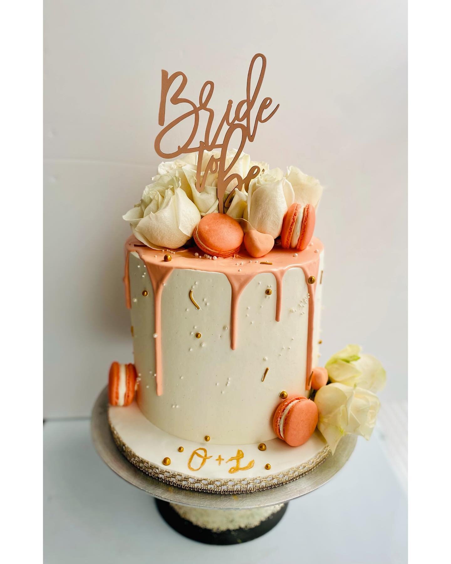 Engagement cake with simple details to make the Bride shine ✨ peach color macarons, fondant hearts and white flowers on a simple white cake with light peach drip 🤍 
.
.
.
.
.
.
.
.
#bridetobe #engagementcake #peachcolormacaron #whiteroses #dripcake 
