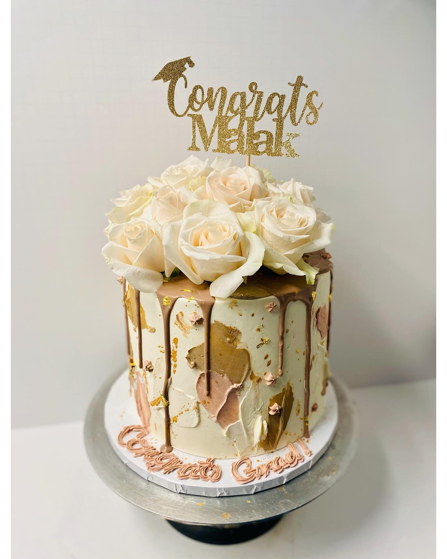 I love the neutral tones in this graduation cake 🤍🤎 so simple with just the right amount of pop to catch your eye ✨ 
.
.
.
.
.
.
.
.
#graduationcakes #graduation2021 #neutralcake #dripcake #cakesofinstagram #cakestagram #cakedecorating #supportsmal