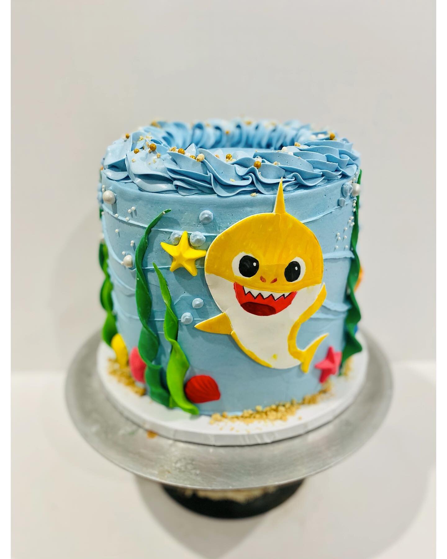 Baby Shark Doo Doo Doo for a little one&rsquo;s 1st birthday 💛 buttercream cake with fondant details and pearl sprinkles 
.
.
.
.
.
.
.
.
#babysharkcake #firstbirthday #babyshark #satinicefondant #oceanthemecake #cakesofinstagram #cakestagram #caked