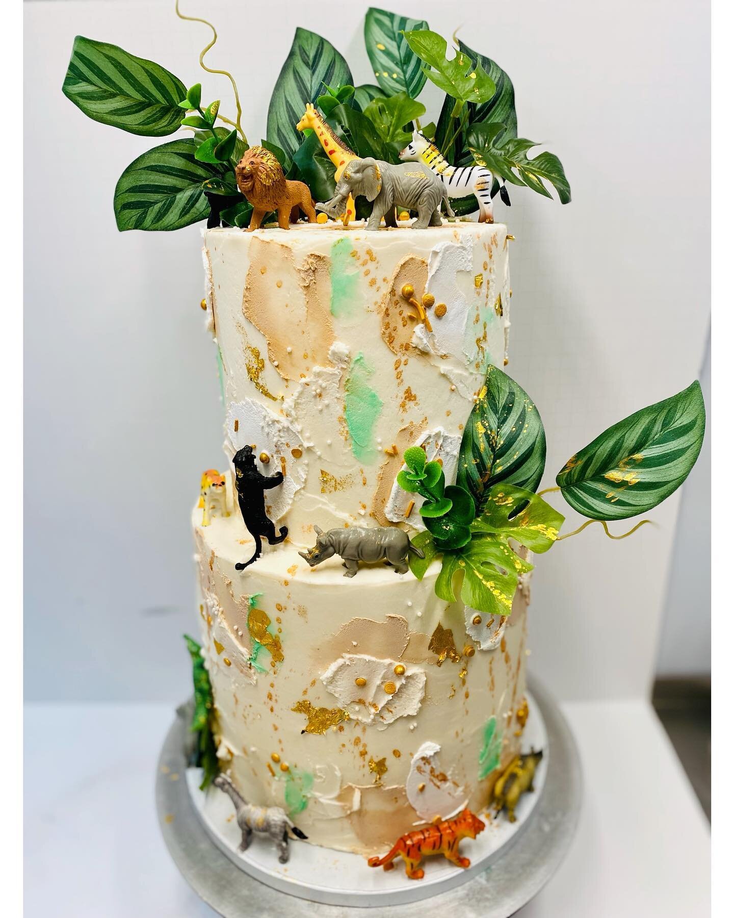 Wild One Birthday Cake and Smash Cake 🐯🦁buttercream cake with sprinkles and animal figurines ✨
.
.
.
.
.
.
.
.
#wildonebirthday #firstbirthday #animaltheme #smashcake #cakesofinstagram #cakestagram #cakedecorating #supportsmallbusiness #cicero #chi