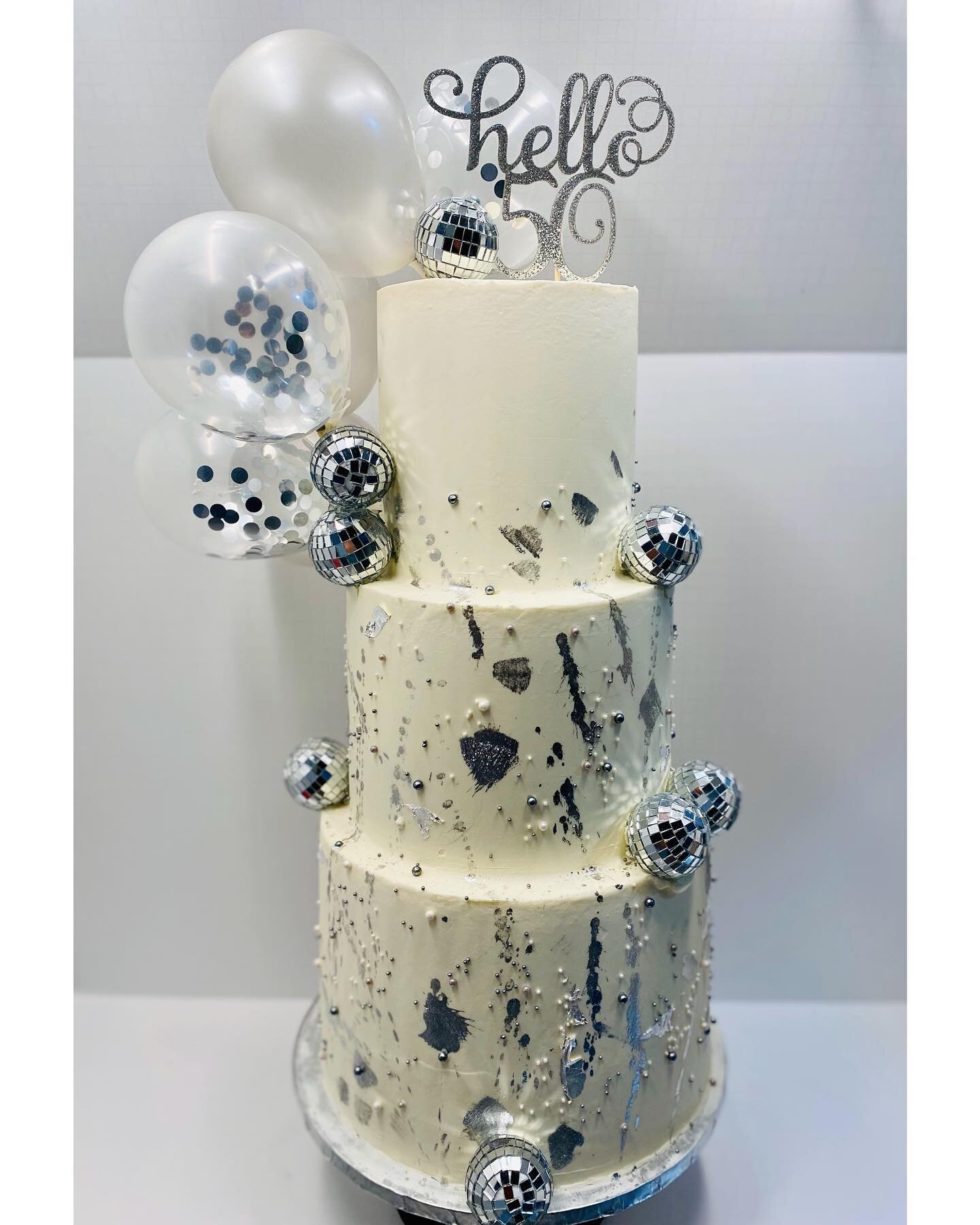 Happy 50th birthday🤍 big cake for a big birthday, lots of silver dust, silver leaf and silver sprinkles to make it shine 
.
.
.
.
.
.
.
.
#happy50thbirthday #silvercake #balloonscaketopper #silver #discoballs #cakesofinstagram #cakedecorating #cakes
