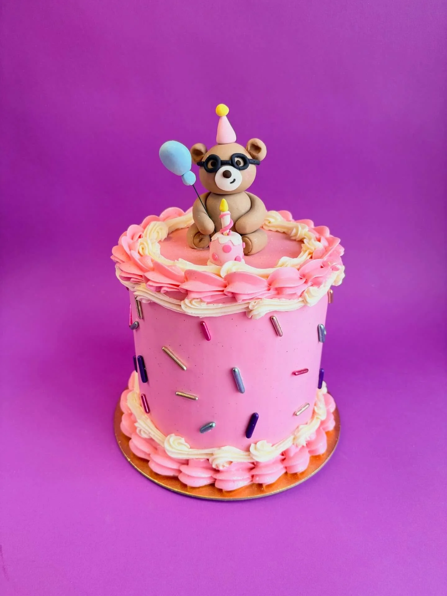 Beary happy birthday 🐻🩷 the request was a bear with glasses (to match the birthday girl), pink cake, and blue balloon