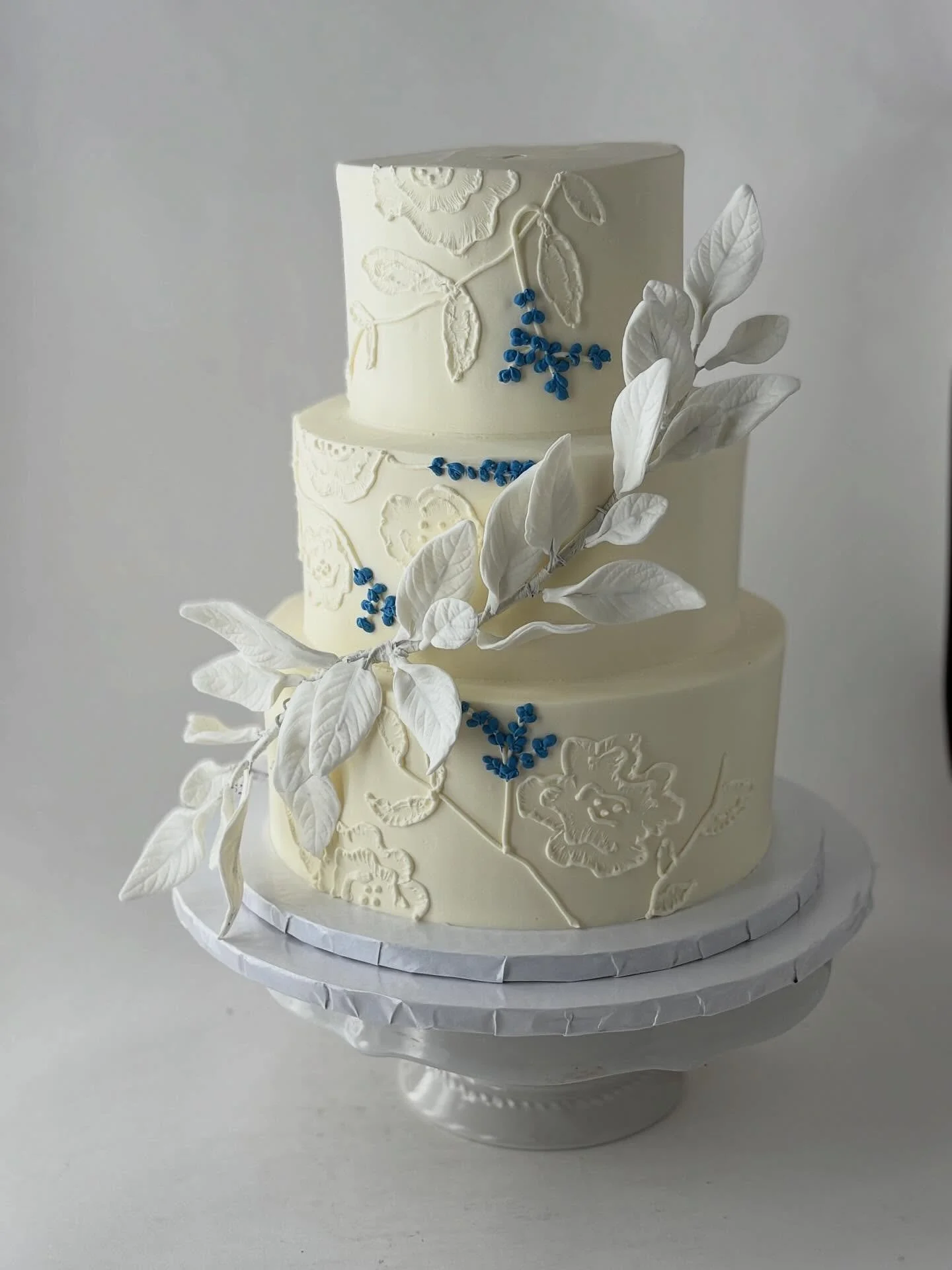 The hints of blue around the cake 💙 another cake designed by @cakebabetm and piped by me