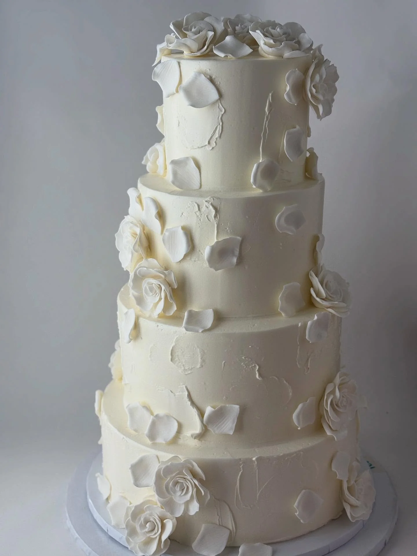 Two wedding cakes I&rsquo;m still obsessed with 🤍 one done with gumpaste rose petals and one with buttercream Lambeth drop lines and florals