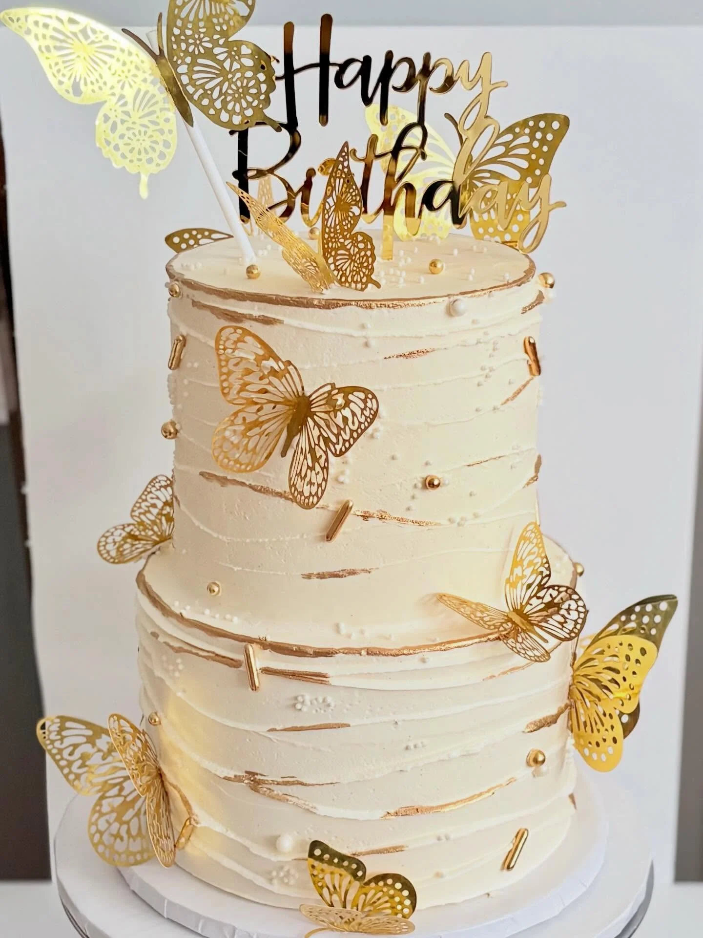 Simple white and gold detailed sweet 16 cake ✨
.
.
#cakedecorating #cakesofinstagram #supportsmallbusiness #chicagobaker