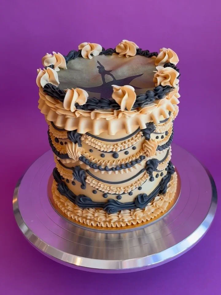 Hamilton inspired cake for the theater kid in us ✨ Lambeth and burn away style to the best reveal 🙂&zwj;↕️
.
.
#cakedecorating #hamilton #cakesofinstagram #chicagobaker #supportsmallbuisness