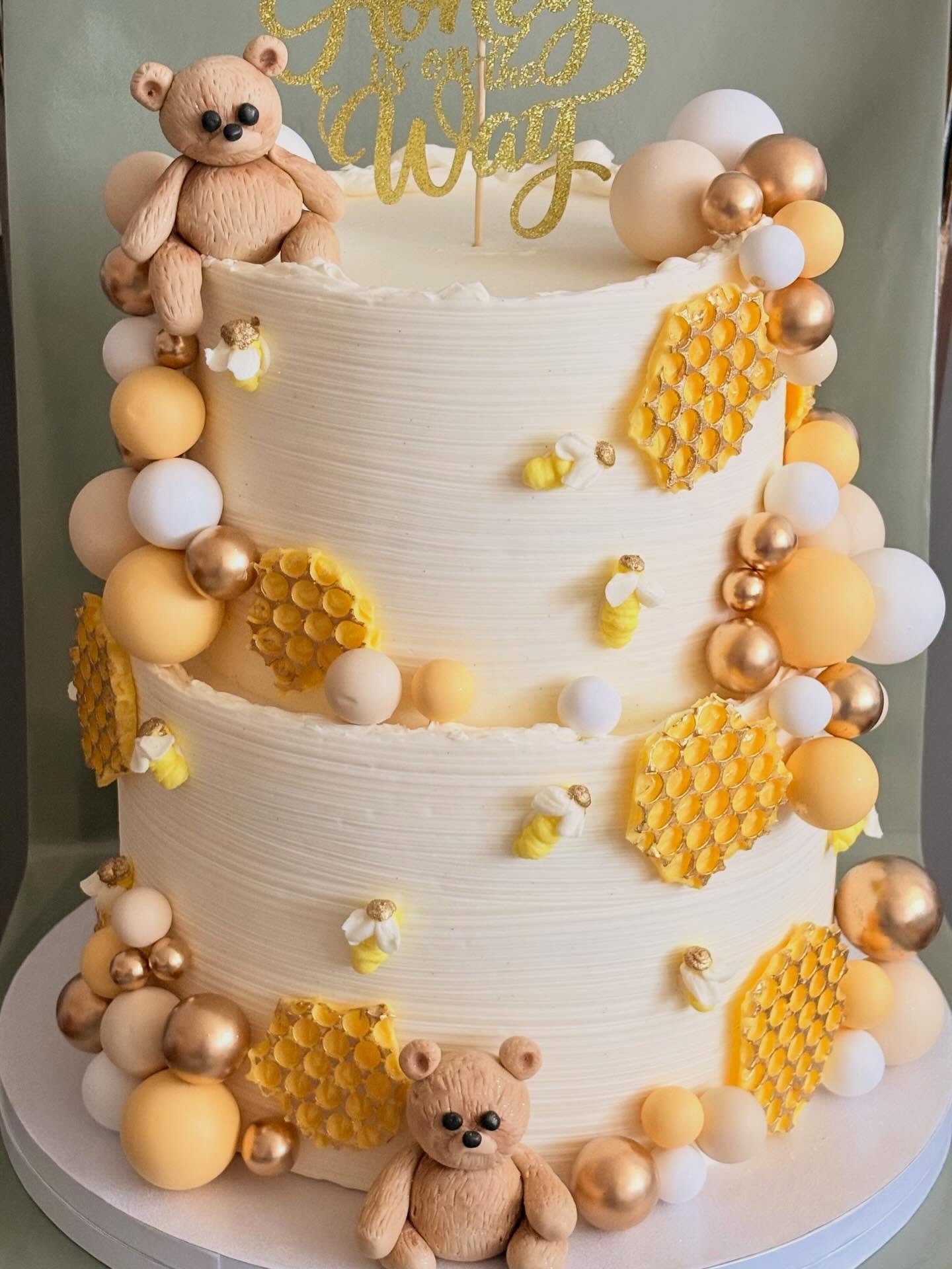 🐝💛 A little bee is on the way 🌼🍯

Baby-shower cake with fondant and buttercream details 🍯

#babyshowercake #beecake #cakesoninstagram #cakedecorating #chicagobaker
