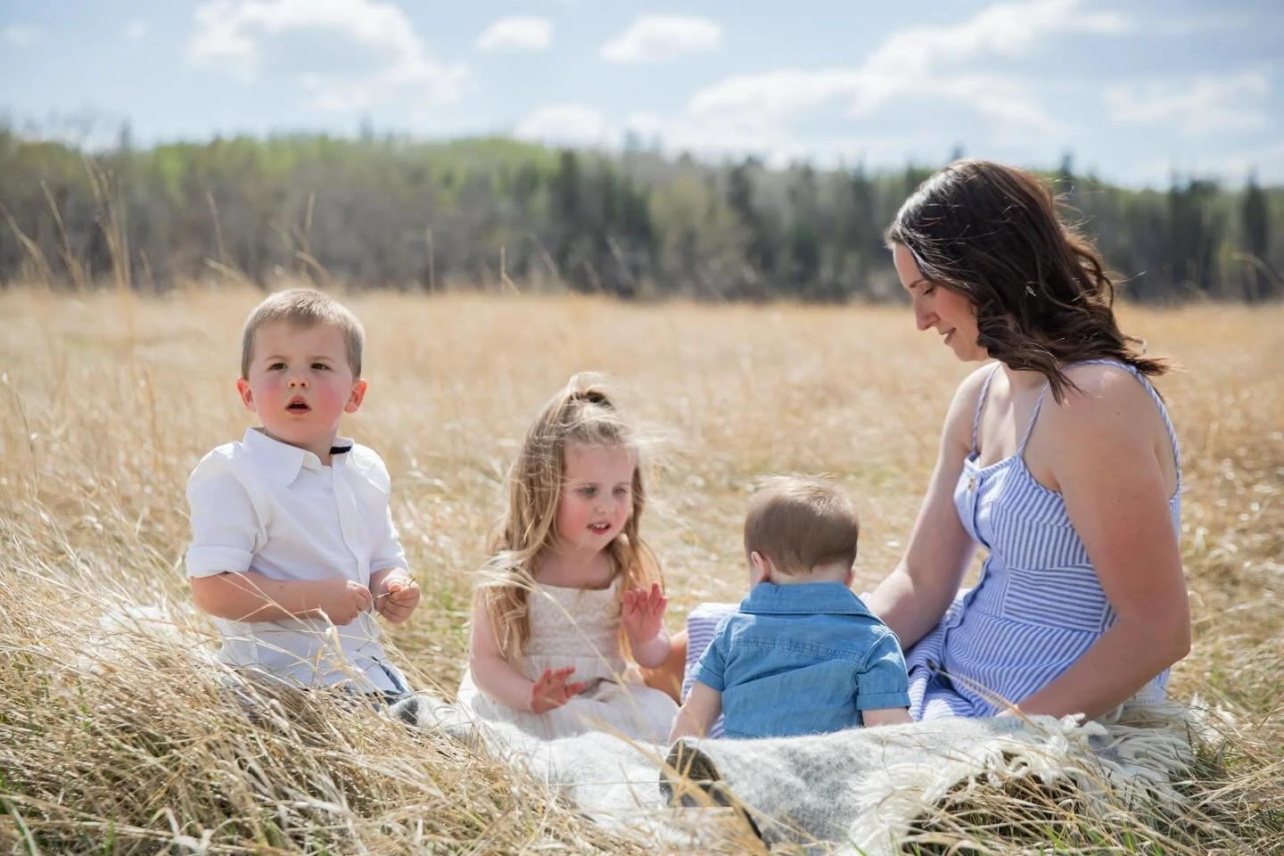 Mother&rsquo;s Day is coming. 

Want me to take your husband out and shoot him? 

Photo shoot, that is. 

(and the whole family too.)

Send him this as a hint for family photos&hellip;.they make the perfect gift. AND if he&rsquo;s worried about booki
