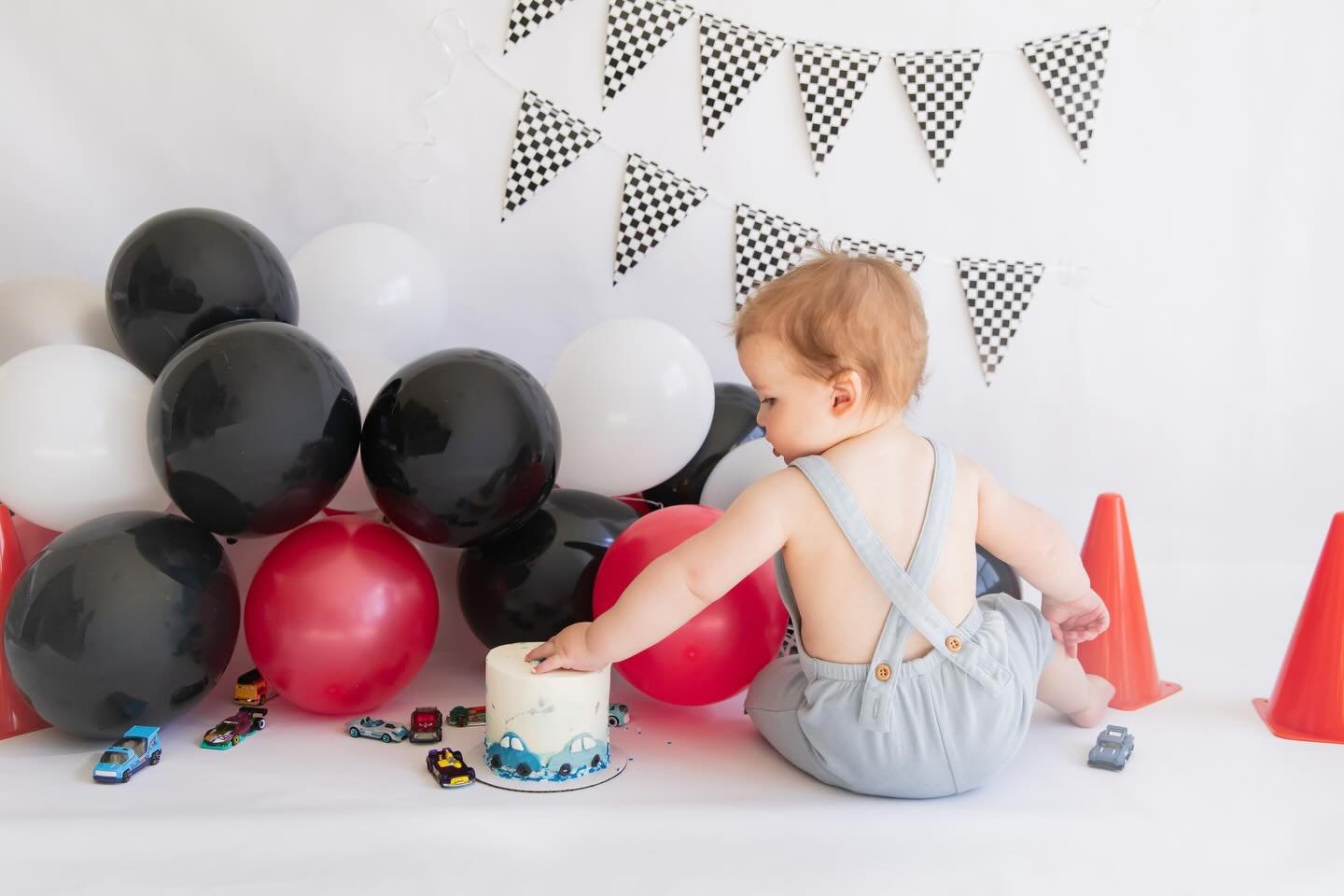 I love a sweet little cake smash&hellip;baby toes in icing, favorite colors, smiles and all the happiness from mom and dad in the background. 

These are the best. 

AND would you believe we did these in the family home?? 

If you have a baby reachin