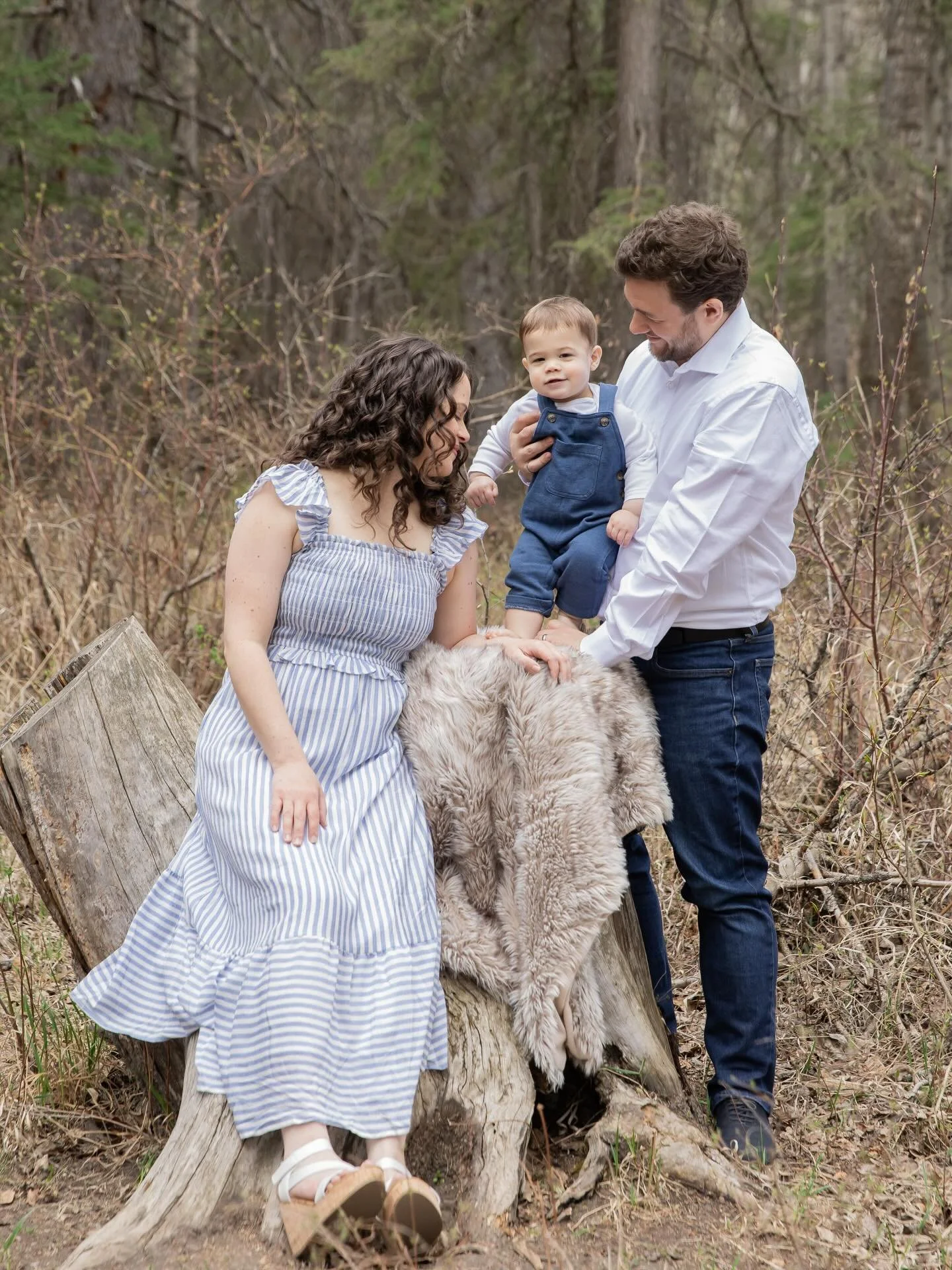Family photos should always be about smiles and snuggles, laughter and memories. 

All in a place that makes you happy. 

What place would you pick for your family photos? What makes you happy? Mountains? Water? Parks? Downtown? Ice cream shop? The l