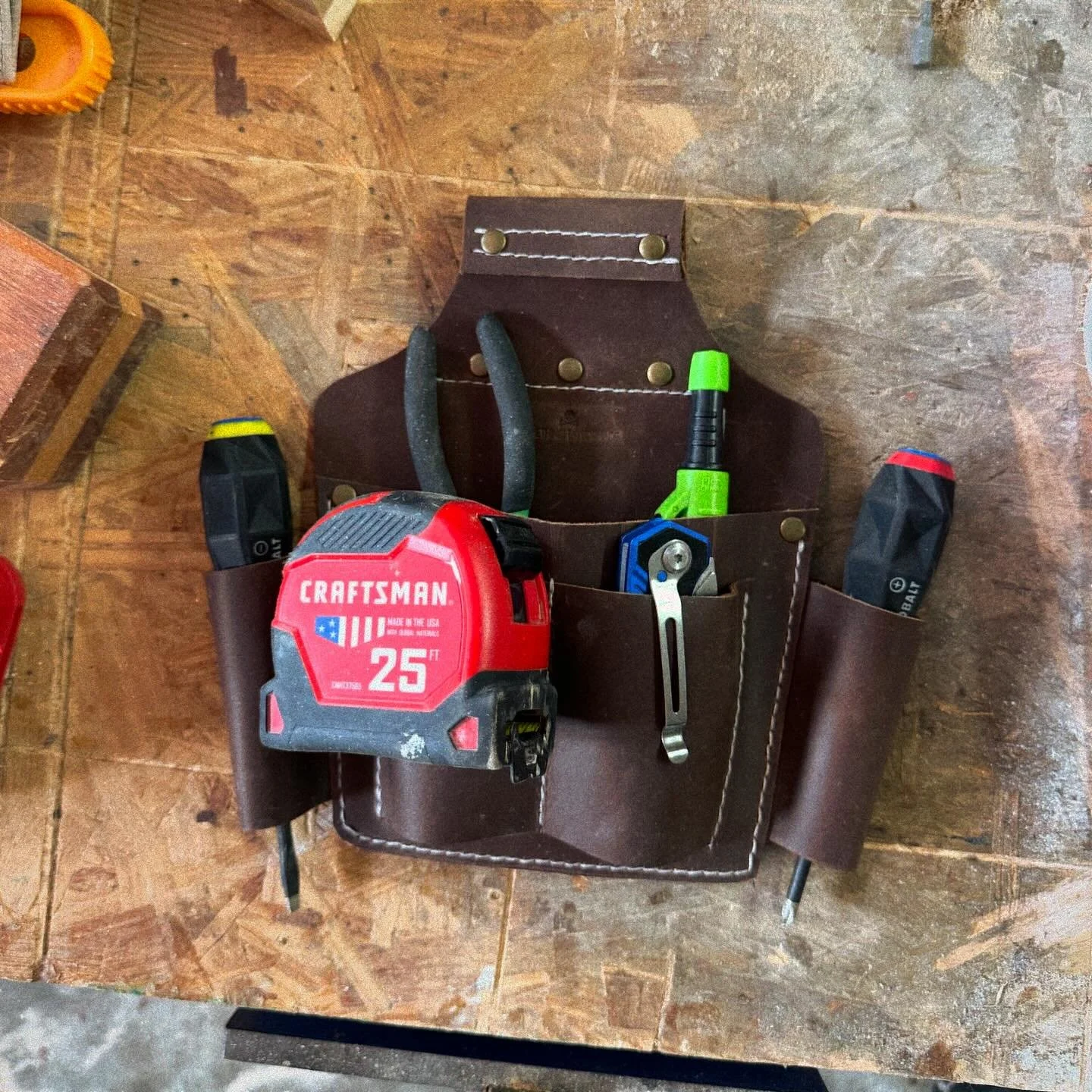 I needed a mini tool belt, so I made one. ☠️
&mdash;&mdash;&mdash;&mdash;&mdash;&mdash;&mdash;&mdash;
#handmade #leatherwork #woodwork #maker