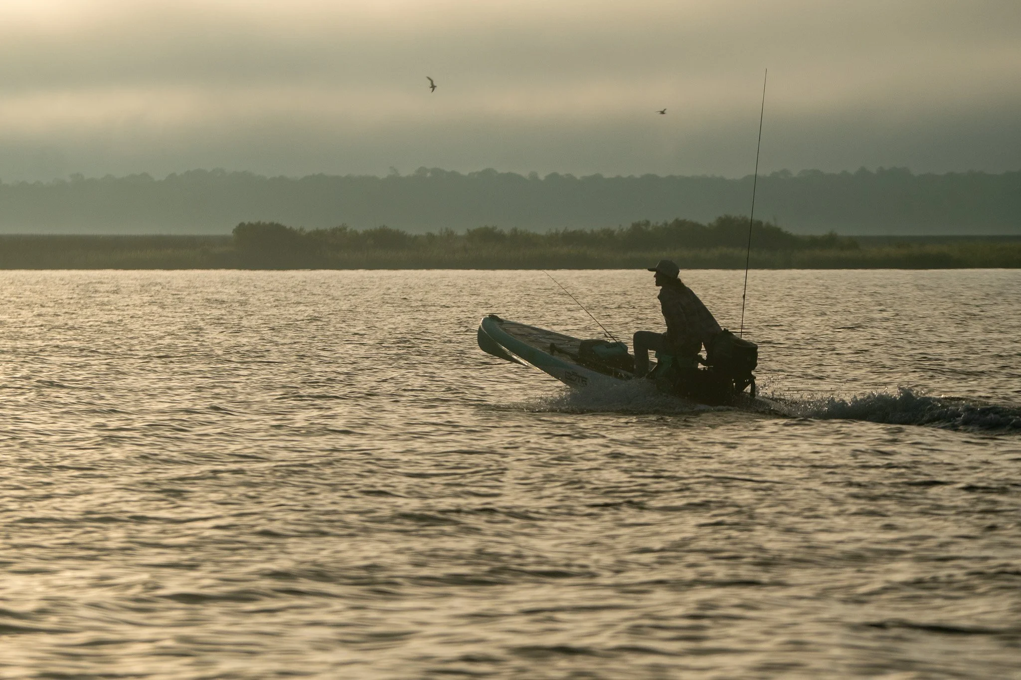 Fall fishing in Florida brings a unique mix of cool mornings and warm afternoons. This outdoor lifestyle photography project features fishing influencer Gabriel Barnes showcasing Columbia PFG apparel through an authentic day on the water. From starti