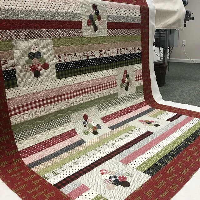 I don&rsquo;t know how I did it, but I forgot this quilt ...it totally got buried...must be losing my mind! But better late than never!
So here is a Christmas Hexie Tree quilt by @josiesquiltcloset.  Love the fine detail of the Hexie Christmas trees 