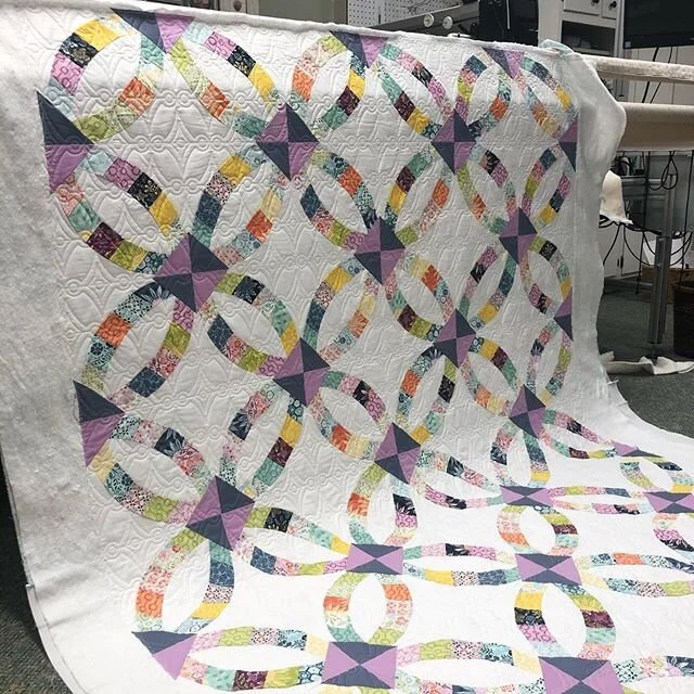 @piecesofbritt made this beautiful Metro Rings Quilt and she asked me if I could center the quilt pattern in the white center of the rings...I initially said &ldquo;No, I don&rsquo;t do custom work, only Edge to Edge&rdquo; but then I  realized if I 