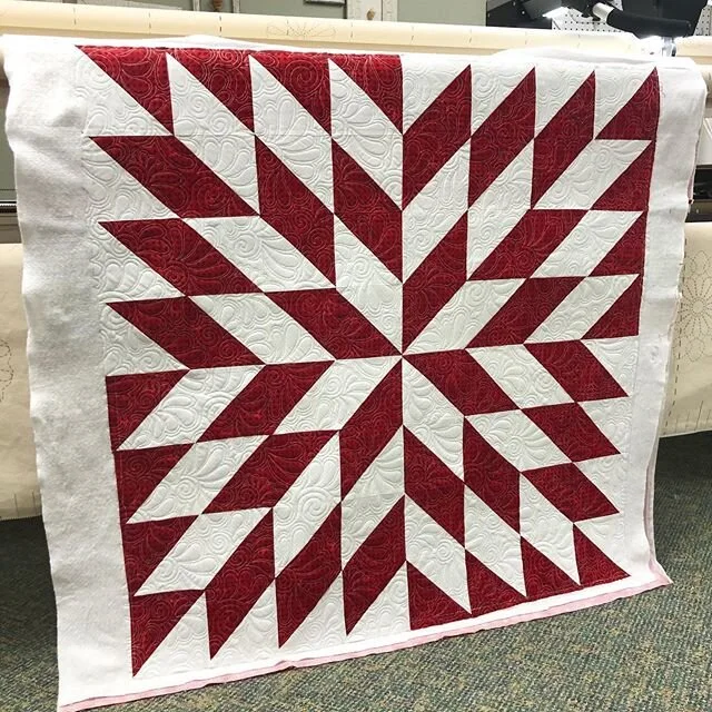 Here is a red and white beauty to get you through your week! @garrigan.pat pieced this Starburst quilt and chose the pattern Feathered Spirals by @threadedquilting for me to quilt. I&rsquo;m always a fan of a star quilt and this one is a beauty!! #st