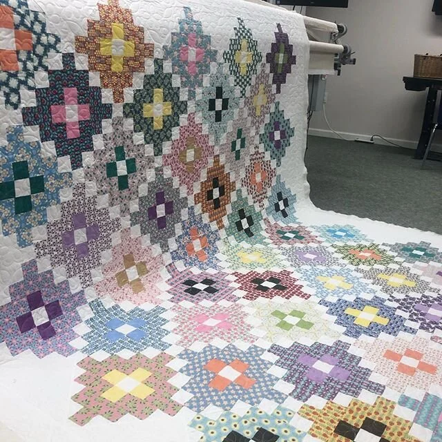 We all know that each State has a State flower but I had no idea there was fabric that had the flower of each state...did you? So @jrdyer572018 put together this America&rsquo;s Garden Quilt using @inthebeginningfabrics Deco State Flower collection. 