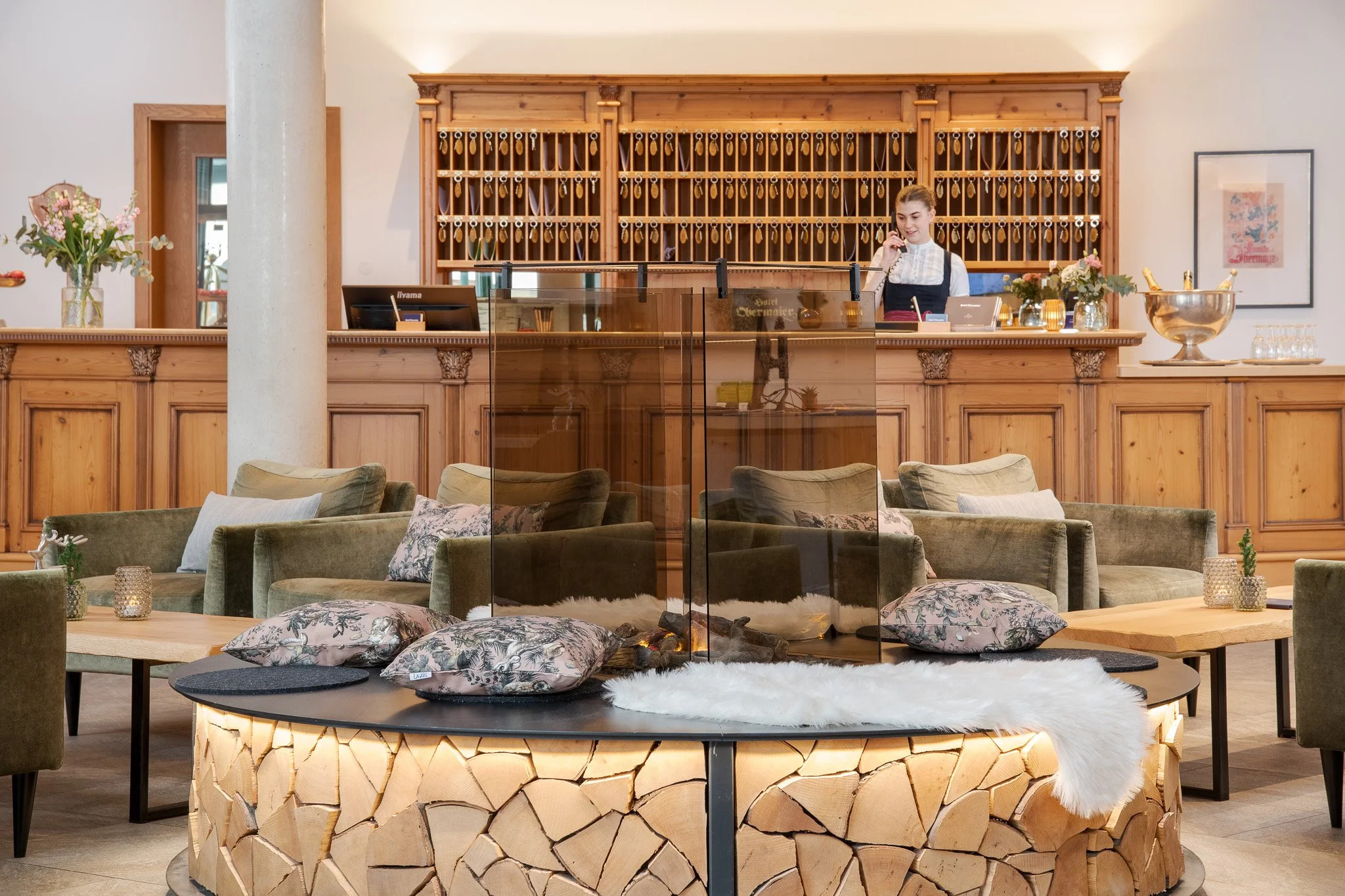 hotel obermaier-muenchen trudering-businesshotel-near-fair-traditional-bavarian-lobby-reception-reception-sofa-couch-fireplace.jpg