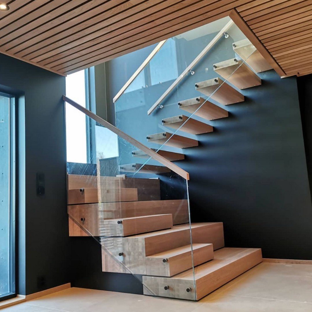 Stilrent design og solid h&aring;ndverk! 🛠️✨

Denne trappen er et eksempel p&aring; funksjonalitet og estetikk som sammen skaper et hjem med s&aelig;rpreg. Vi digger kombinasjonen av tre og glass, i tillegg til de massive og de svevende trappetrinne