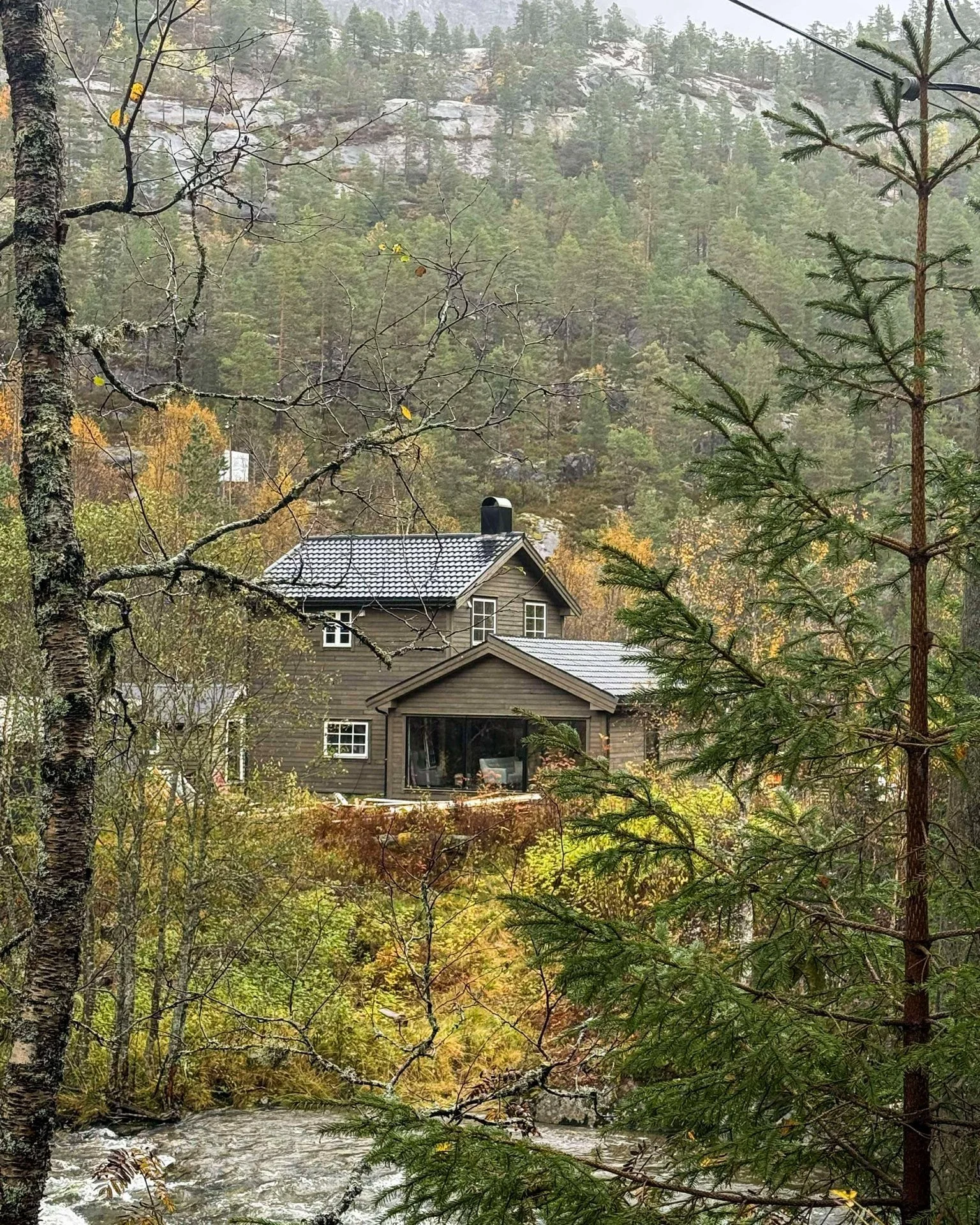 Har du ei hytte som fortjener litt kj&aelig;rlighet? Vi hjelper deg med &aring; fornye fasaden, og gi bygget et l&oslash;ft som varer! 🪵🌟