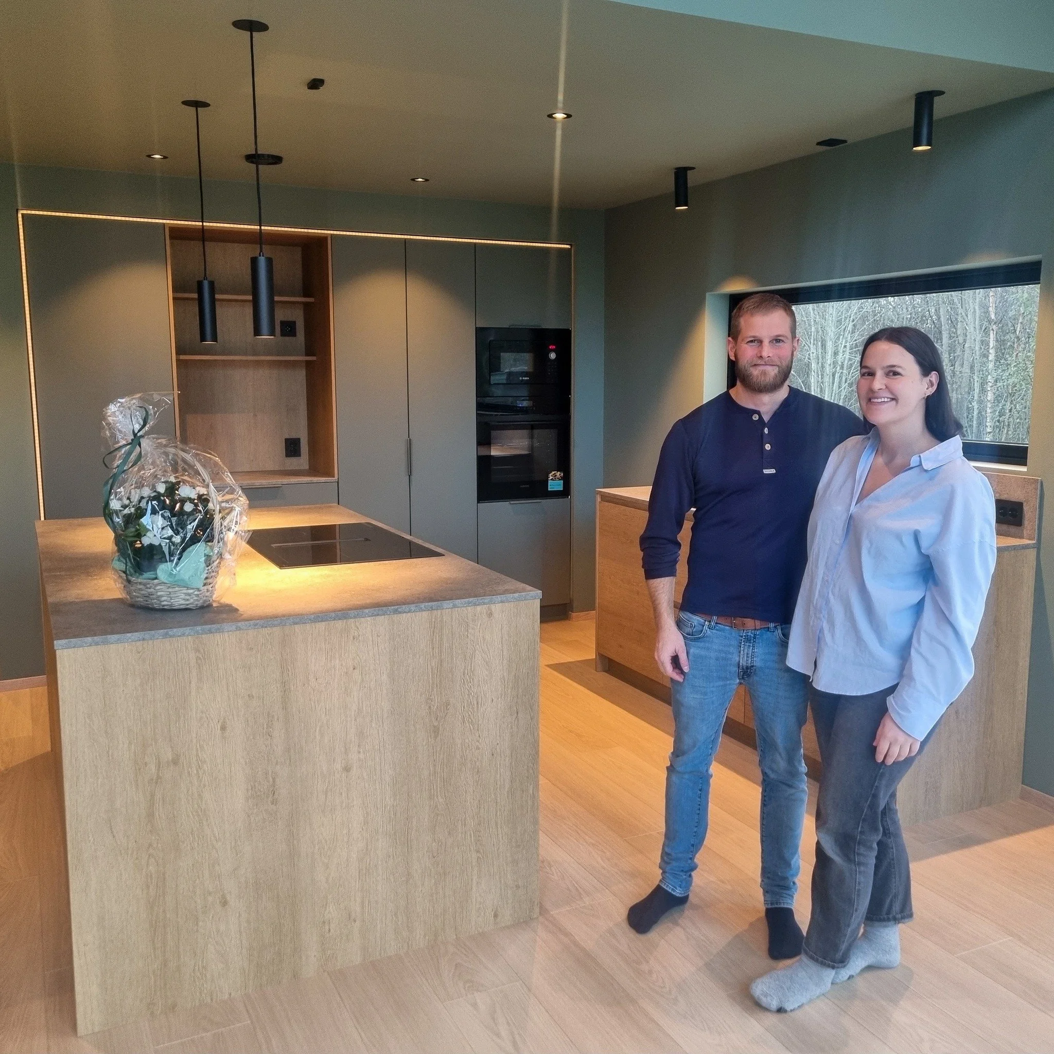 Overlevert! 🗝️✨ F&oslash;r helgen fikk Even og Sunniva n&oslash;klene til sitt nye hjem, og vi er stolte av &aring; ha v&aelig;rt med p&aring; &aring; realisere boligdr&oslash;mmen. Gratulerer med et fantastisk hus og takk for samarbeidet! 🏡