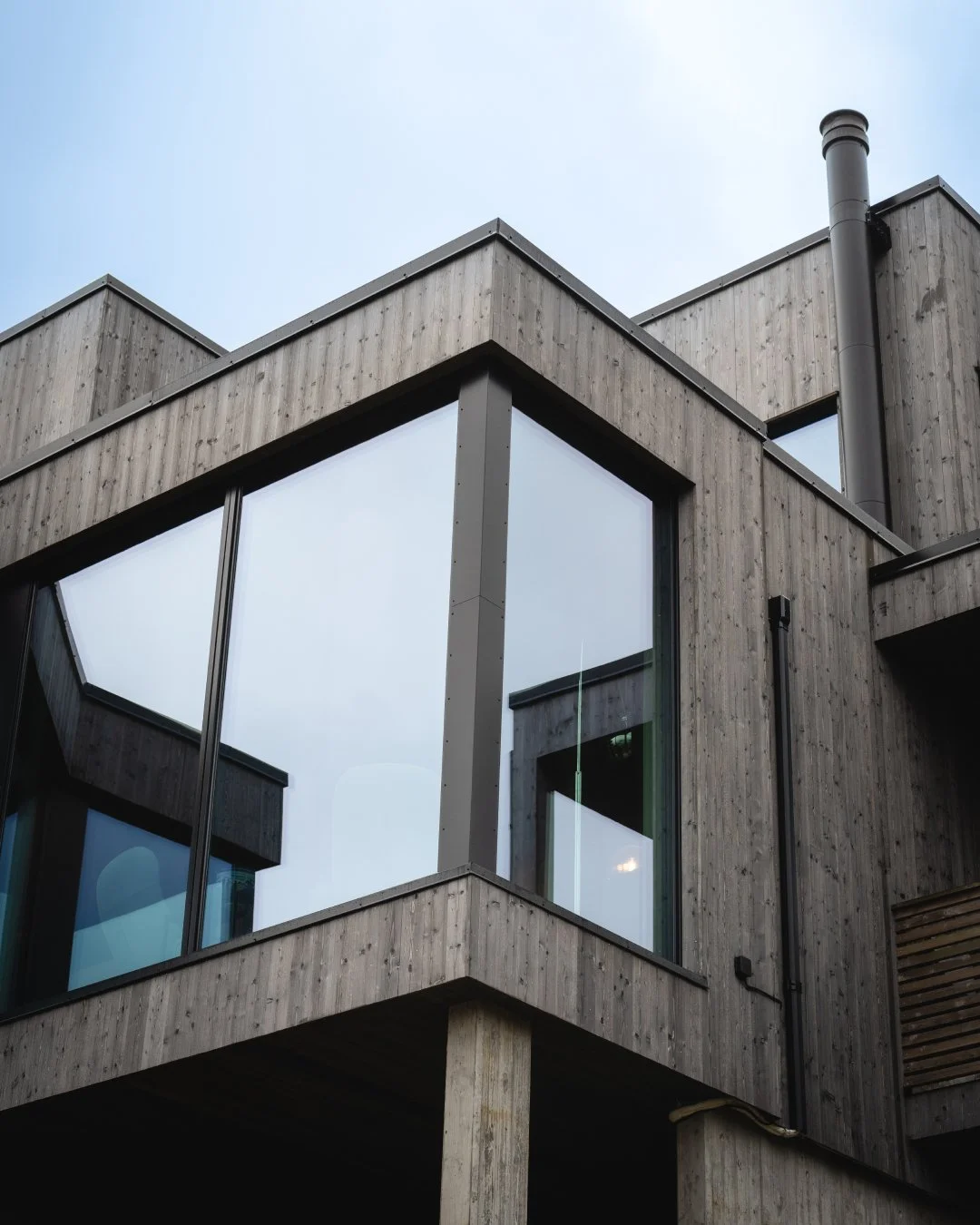 Hvordan bygger man en bolig som b&aring;de tar hensyn til terrenget og gir et moderne uttrykk? I dette prosjektet har vi levert en funkisbolig som ber&oslash;rer naturen rundt minst mulig, med smarte l&oslash;sninger og gjennomtenkte materialvalg. 🏡