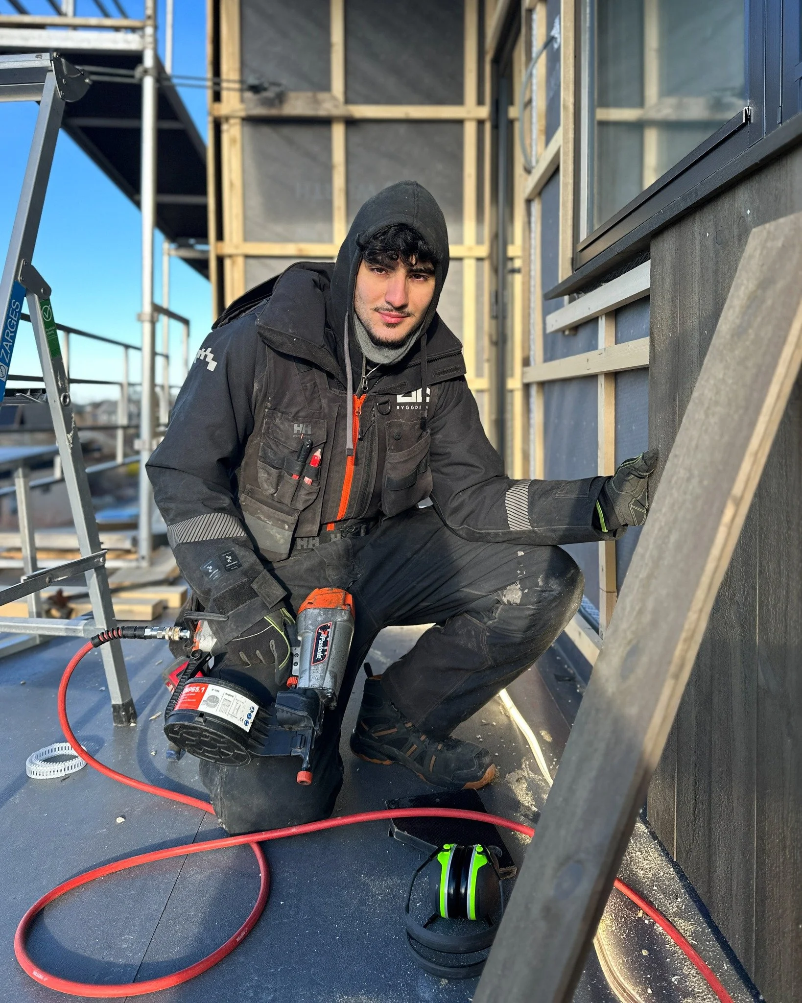 Vi er glade for &aring; ha f&aring;tt med oss Philip p&aring; laget 🙌

Han startet som l&aelig;rling hos oss i oktober og skal v&aelig;re en del av Byggdetalj de neste fire &aring;rene! Allerede har han f&aring;tt kjenne p&aring; b&aring;de tempoet 