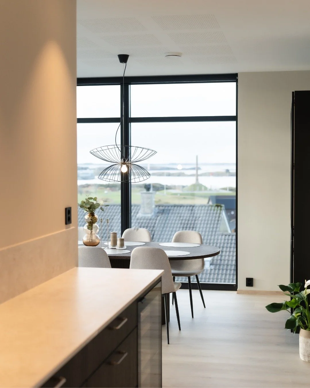 Utsikt 😍🌅

N&aring;r vi bygger nybygg og eneboliger, planlegger vi for mer enn bare rommene inne. Vi tilpasser huset til tomten og omgivelsene, enten det er fjord og sj&oslash;, gr&oslash;nne landskap eller urbane omgivelser.

Store vindusflater og