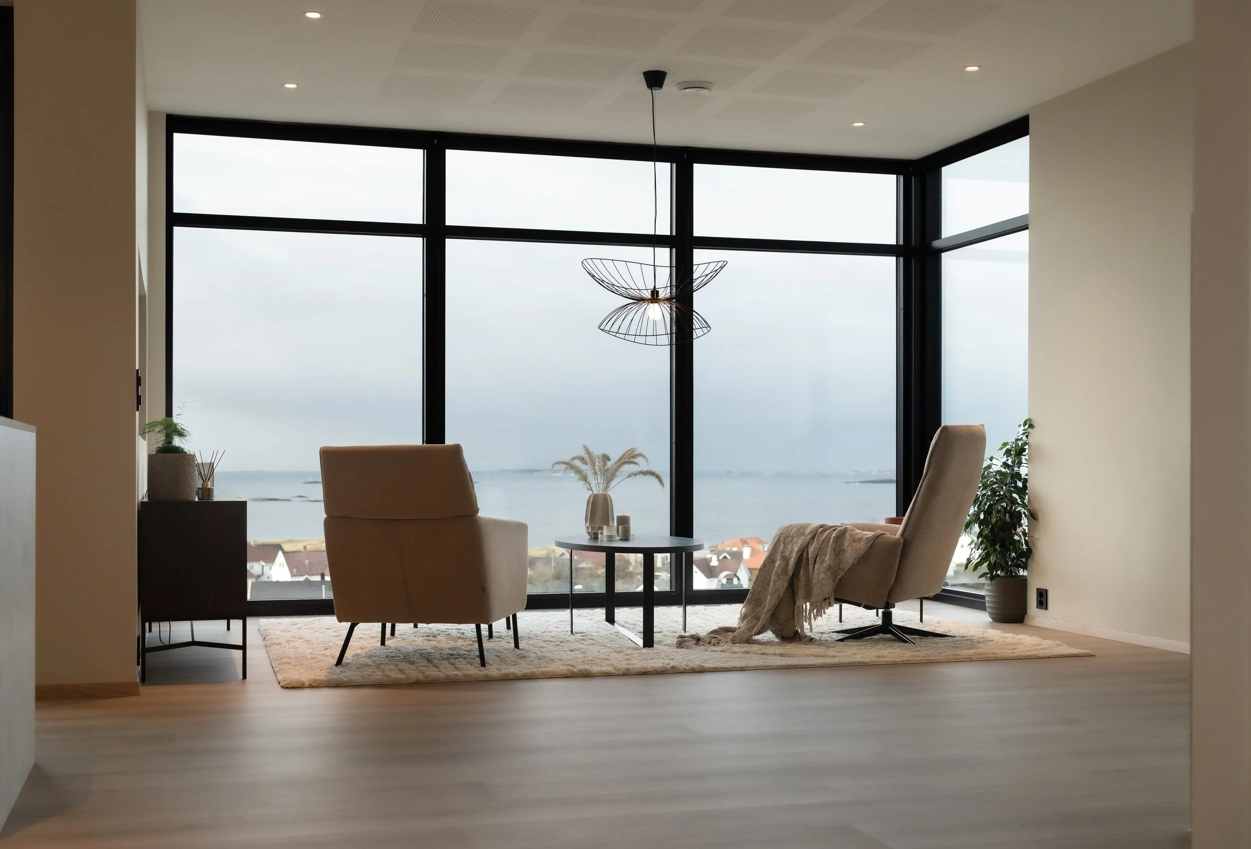 Utsikt fra stuen i nybygd enebolig fra Byggdetalj, med vinduer fra gulv til tak