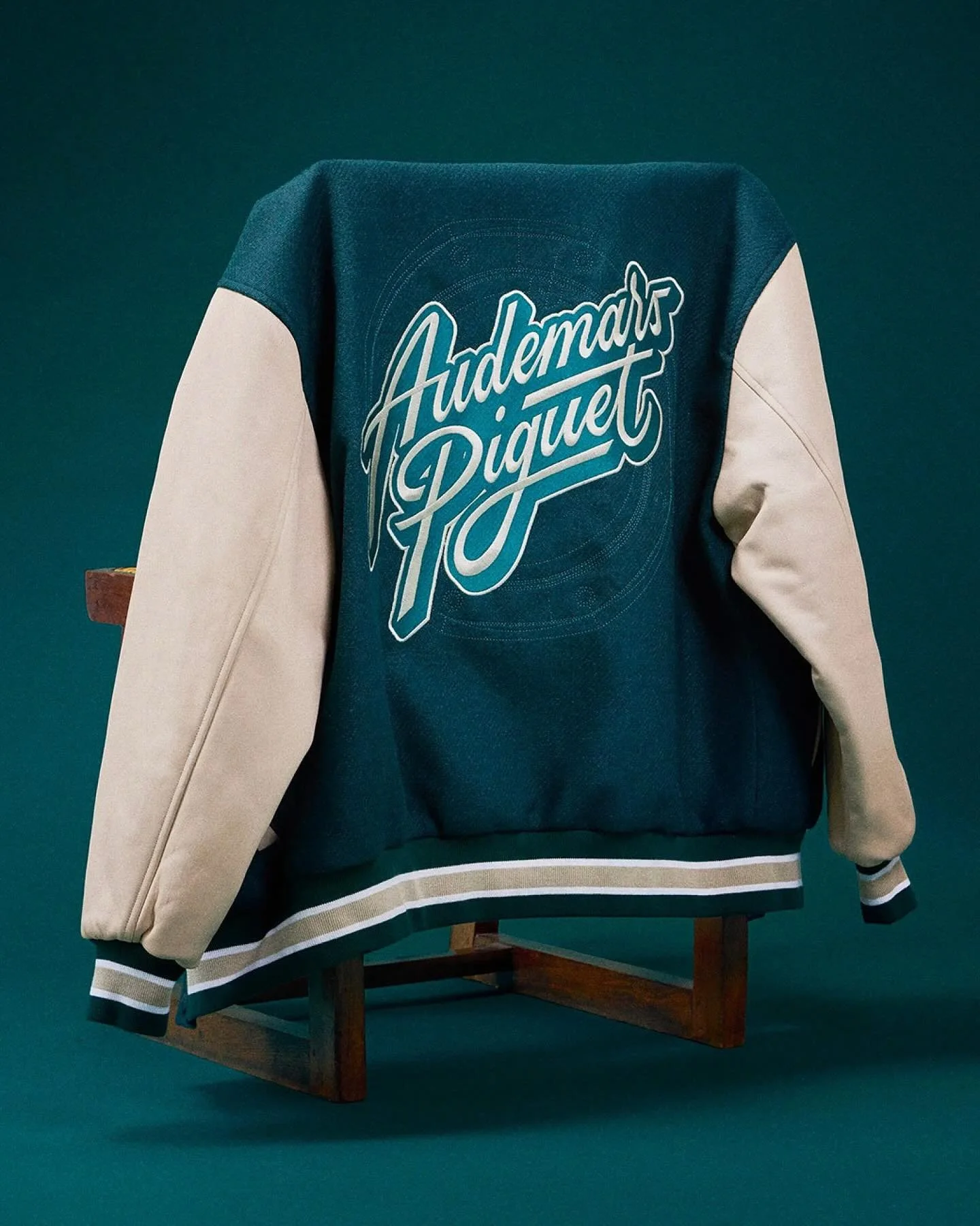 Pour célébrer un siècle et demi d’histoire et de savoir-faire, la Maison @audemarspiguet a fait appel à @tyrsa afin qu’il imagine une collection complète de textiles et d’accessoires, destiné