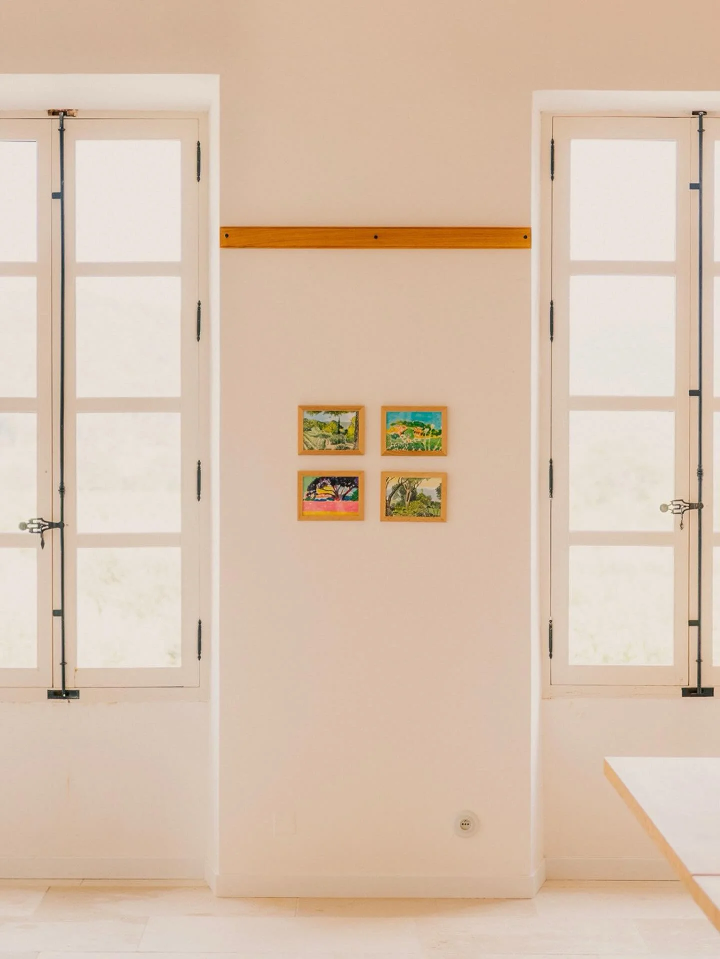 Vouloir se fondre dans un paysage estival de Provence : c’est l’impression que l’on ressent en découvrant les œuvres de @gwendallebec et @yann_lebec pour le Château de La Tour l’Évêque. Invit&ea