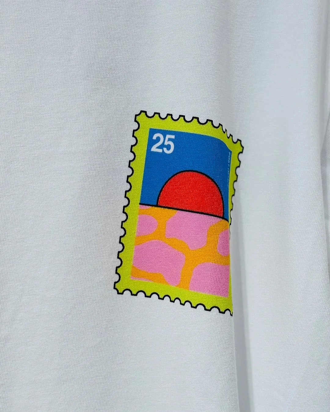 Les vacances, le maître mot de la nouvelle collaboration avec @uniqlofr UT ME + Re Use. Cette fois ci c’est @playground.paris qui est à l’honneur. Il nous invite a un été colorée, pop, marquée par